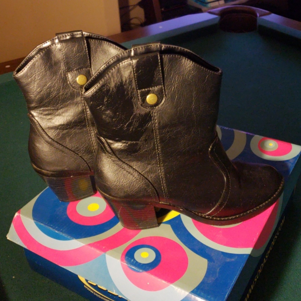 Boots - Picture 2 of 4